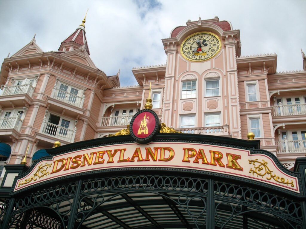 best family hotels in walking distance from disneyland